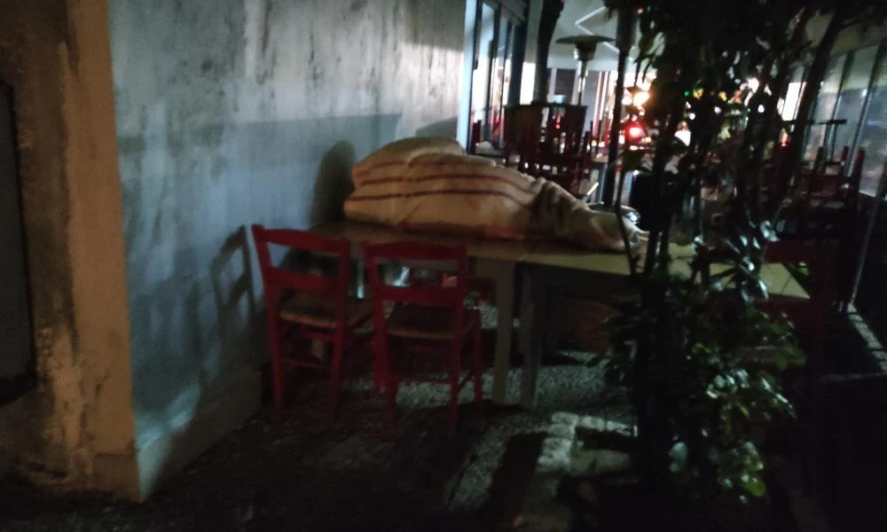 Σέρρες: Απογοητευτικές εικόνες - Άστεγος κοιμάται έξω από κλειστό μαγαζί